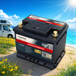FORSTER LiFePO4 Heavy‑Duty Starterbatterie im Vordergrund, klar fokussiert und leicht links positioniert. Im Hintergrund Wohnmobil an der Algarve‑Küste mit Meer, Sonne und blauem Himmel. Technischer, sauberer mobitech21mobile‑Stil mit kräftigen Farben und sommerlicher Lichtkante. Ideal für Camper, Wohnmobile und Lithium‑Upgrade‑Themen.
