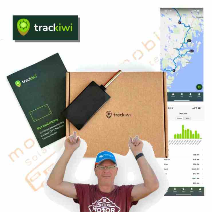 Auf dem Bild ist ein trackiwi GPS‑Tracker‑Set zu sehen, bestehend aus der Produktverpackung, dem schwarzen GPS‑Sender mit Anschlusskabel sowie einer grünen Kurzanleitung zur Inbetriebnahme. Daneben wird ein Smartphone‑Screenshot der trackiwi‑App gezeigt, der eine Karte mit aufgezeichneter Route, Monatskilometer (Februar bis Juni) und grafische Auswertungen darstellt.
Im unteren Bereich des Bildes steht ein Mann mit blauer Cap und bordeauxfarbenem „Deluxe Motor“-Shirt, der lächelnd nach oben auf das Produkt zeigt. Die Darstellung vermittelt den praktischen Einsatz des GPS‑Trackers für Fahrzeuge, Camper oder mobile Einsätze.